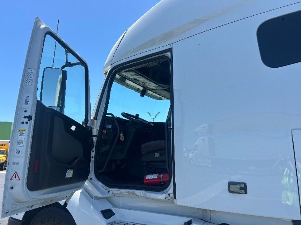Sleeper Tractor-Heavy Duty Tractors-Volvo-2023-VNL64760-Anaheim-CA-691,900\n\t\tmiles-$ 70,500 - Image 9