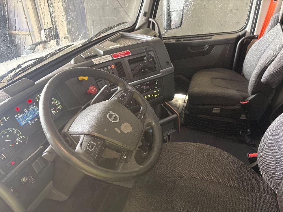 Sleeper Tractor-Heavy Duty Tractors-Volvo-2023-VNL64760-Arlington-TX-780,941\n\t\tmiles-$ 62,500 - Image 10