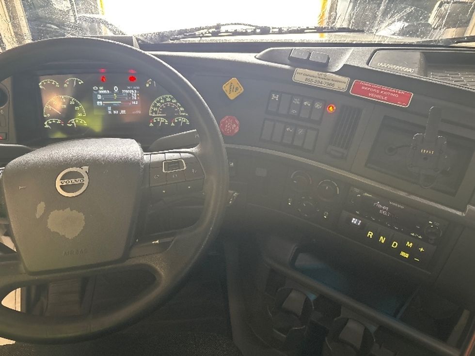 Sleeper Tractor-Heavy Duty Tractors-Volvo-2023-VNL64760-Arlington-TX-780,941\n\t\tmiles-$ 62,500 - Image 11