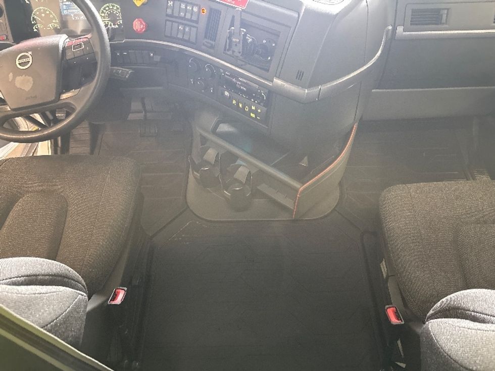 Sleeper Tractor-Heavy Duty Tractors-Volvo-2023-VNL64760-Arlington-TX-780,941\n\t\tmiles-$ 62,500 - Image 12