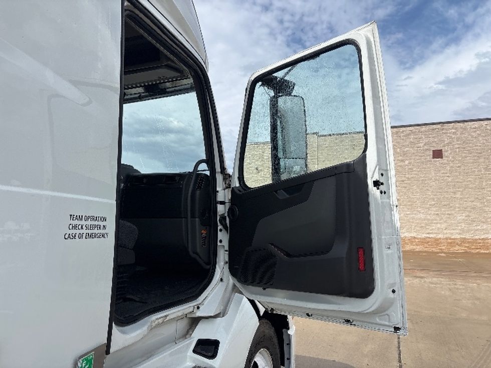 Sleeper Tractor-Heavy Duty Tractors-Volvo-2023-VNL64760-Arlington-TX-780,941\n\t\tmiles-$ 62,500 - Image 13