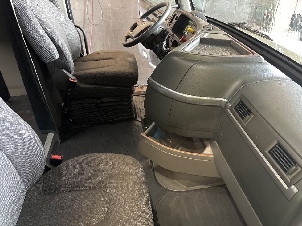 Sleeper Tractor-Heavy Duty Tractors-Volvo-2023-VNL64760-Arlington-TX-780,941\n\t\tmiles-$ 62,500 - Image 15