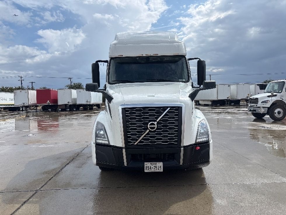 Sleeper Tractor-Heavy Duty Tractors-Volvo-2023-VNL64760-Arlington-TX-780,941\n\t\tmiles-$ 62,500 - Image 2