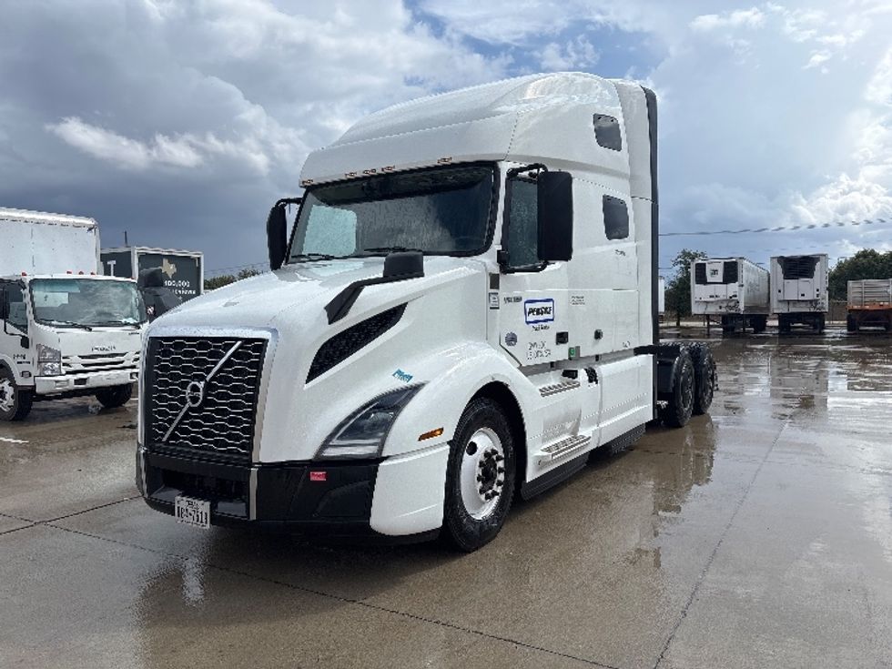 Sleeper Tractor-Heavy Duty Tractors-Volvo-2023-VNL64760-Arlington-TX-780,941\n\t\tmiles-$ 62,500 - Image 3