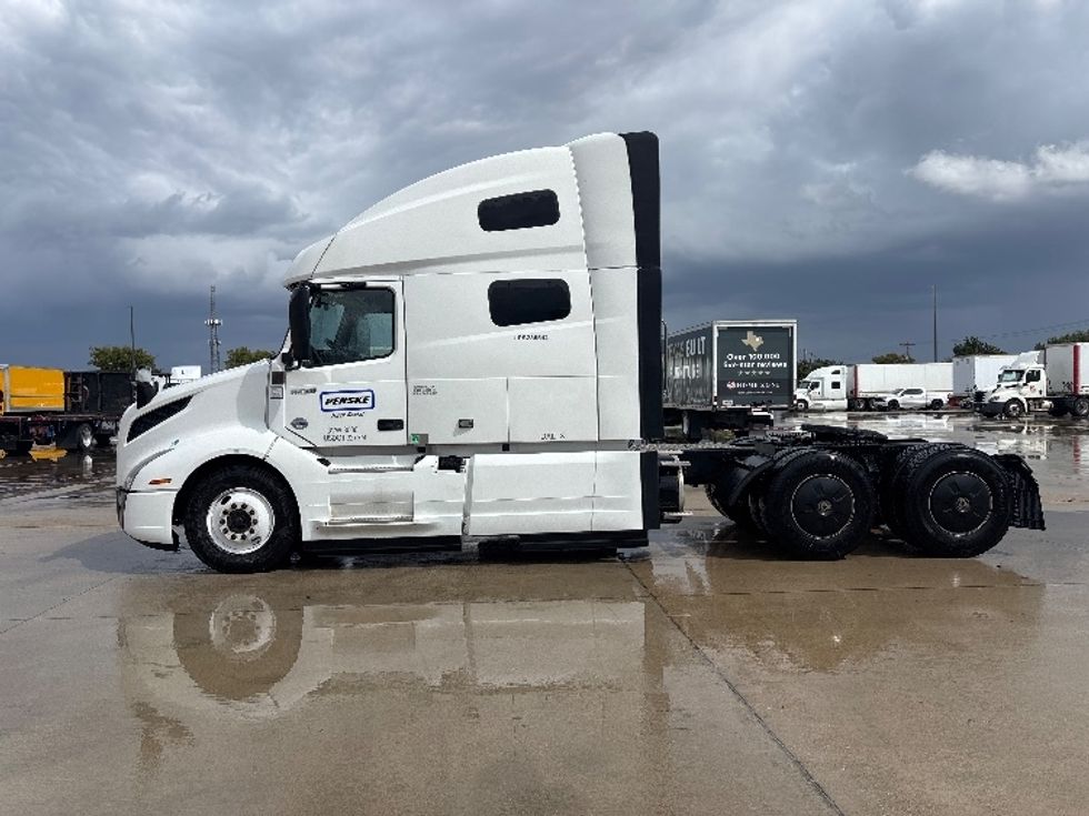 Sleeper Tractor-Heavy Duty Tractors-Volvo-2023-VNL64760-Arlington-TX-780,941\n\t\tmiles-$ 62,500 - Image 4