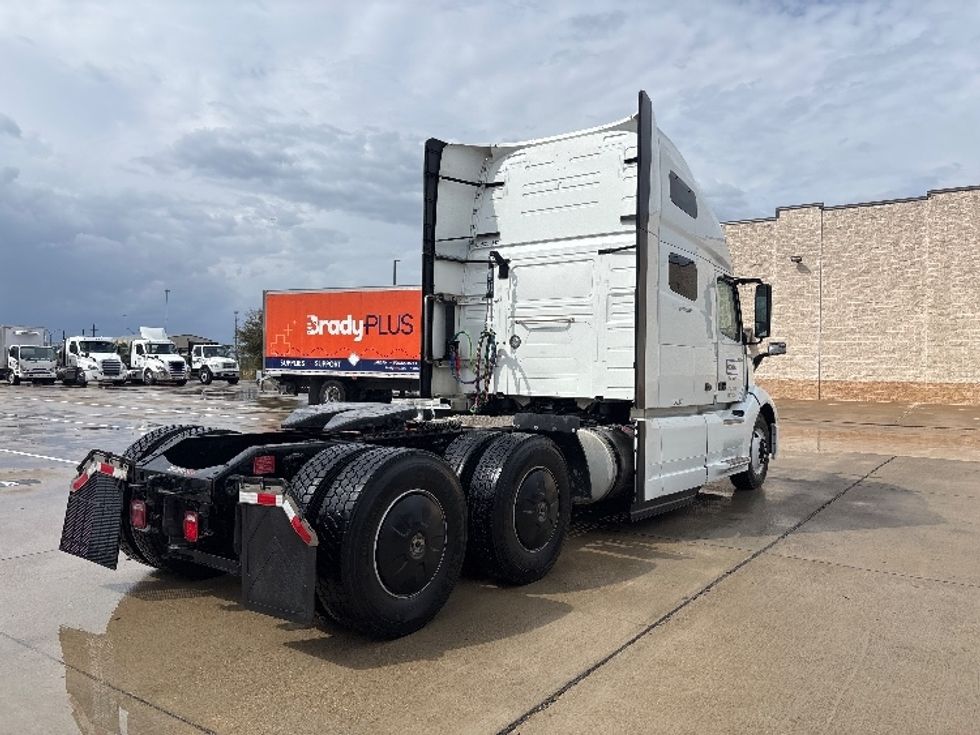 Sleeper Tractor-Heavy Duty Tractors-Volvo-2023-VNL64760-Arlington-TX-780,941\n\t\tmiles-$ 62,500 - Image 7