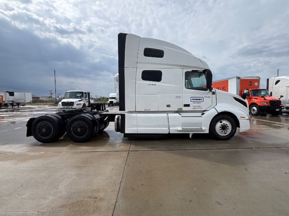 Sleeper Tractor-Heavy Duty Tractors-Volvo-2023-VNL64760-Arlington-TX-780,941\n\t\tmiles-$ 62,500 - Image 8
