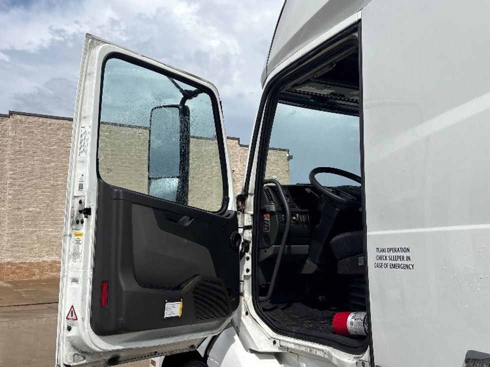 Sleeper Tractor-Heavy Duty Tractors-Volvo-2023-VNL64760-Arlington-TX-780,941\n\t\tmiles-$ 62,500 - Image 9