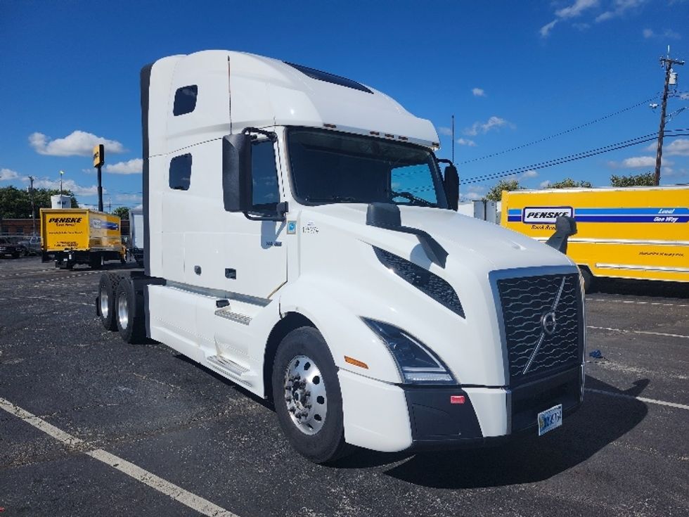 Sleeper Tractor-Heavy Duty Tractors-Volvo-2023-VNL64760-Baltimore-MD-215,057\n\t\tmiles-$ 107,250 - Image 1