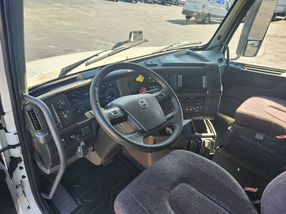 Sleeper Tractor-Heavy Duty Tractors-Volvo-2023-VNL64760-Baltimore-MD-215,057\n\t\tmiles-$ 107,250 - Image 10