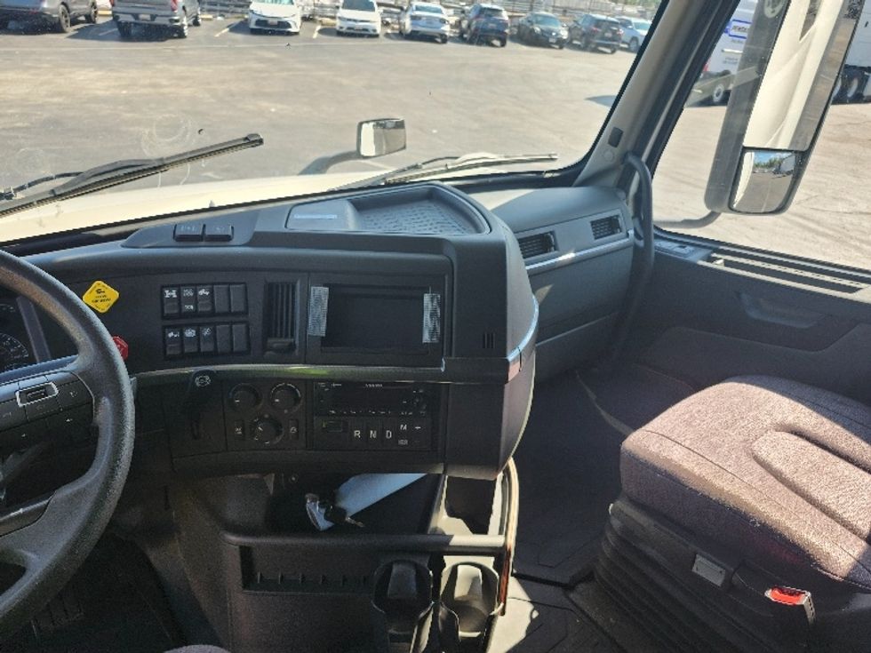 Sleeper Tractor-Heavy Duty Tractors-Volvo-2023-VNL64760-Baltimore-MD-215,057\n\t\tmiles-$ 107,250 - Image 12