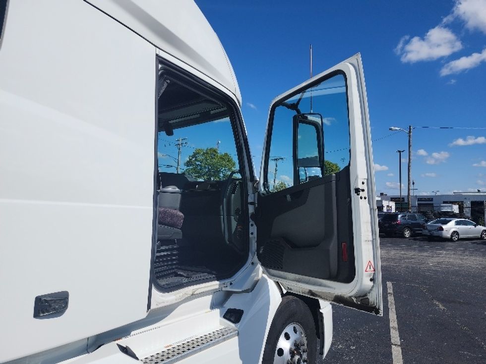Sleeper Tractor-Heavy Duty Tractors-Volvo-2023-VNL64760-Baltimore-MD-215,057\n\t\tmiles-$ 107,250 - Image 13