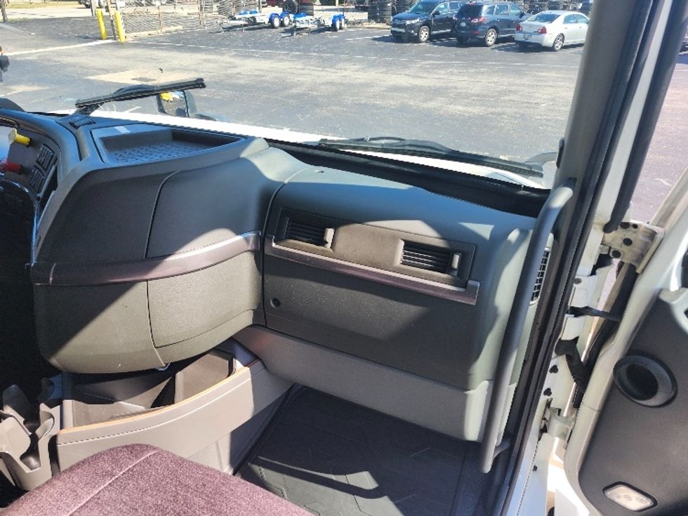 Sleeper Tractor-Heavy Duty Tractors-Volvo-2023-VNL64760-Baltimore-MD-215,057\n\t\tmiles-$ 107,250 - Image 14