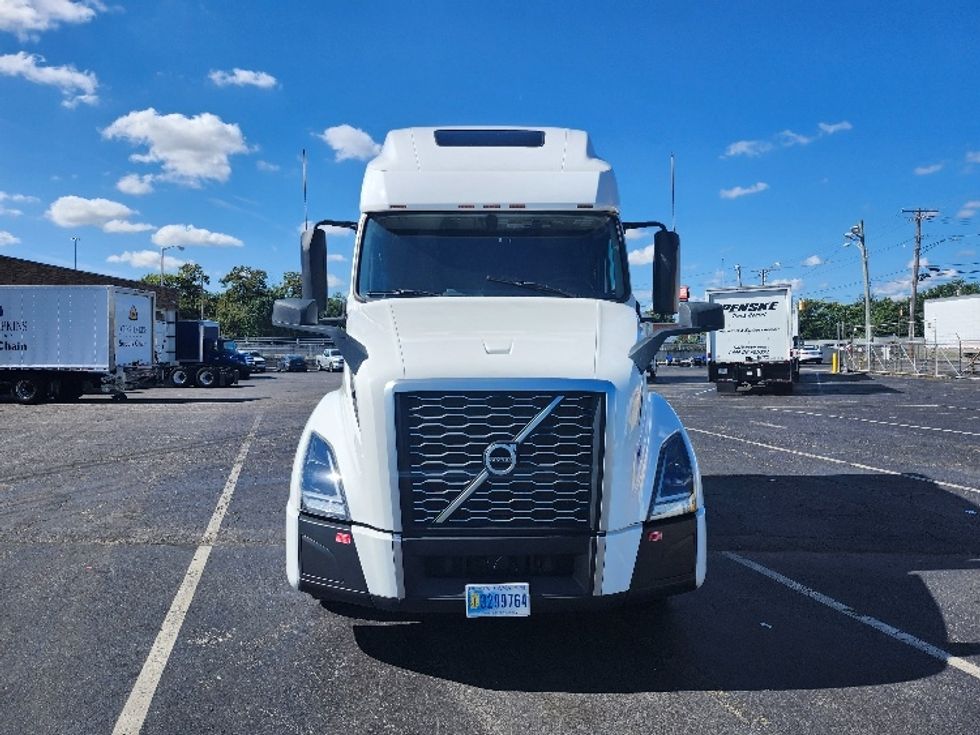 Sleeper Tractor-Heavy Duty Tractors-Volvo-2023-VNL64760-Baltimore-MD-215,057\n\t\tmiles-$ 107,250 - Image 2