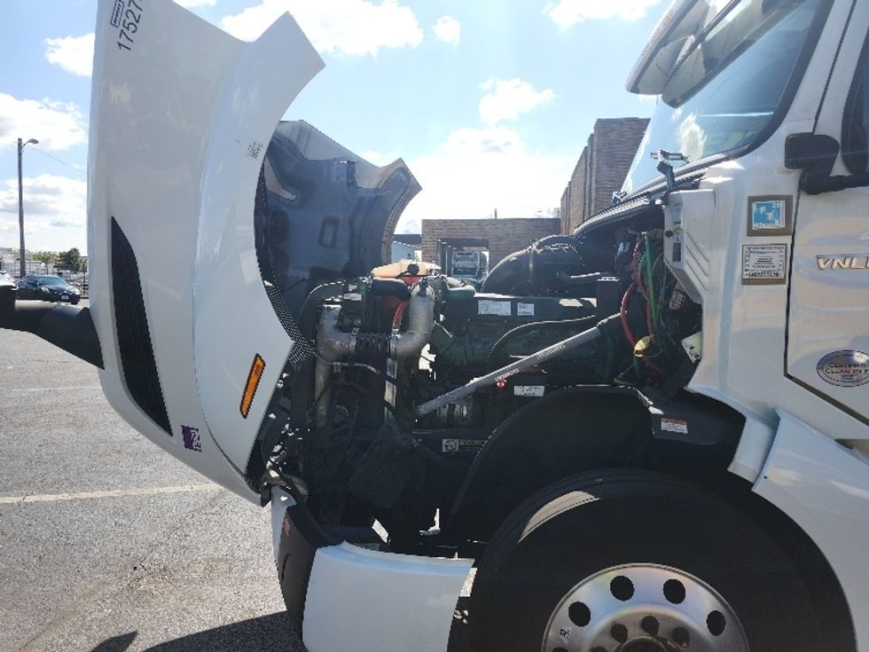 Sleeper Tractor-Heavy Duty Tractors-Volvo-2023-VNL64760-Baltimore-MD-215,057\n\t\tmiles-$ 107,250 - Image 21