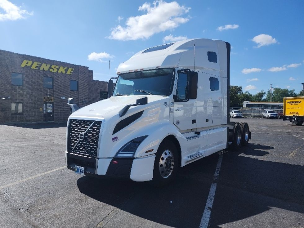 Sleeper Tractor-Heavy Duty Tractors-Volvo-2023-VNL64760-Baltimore-MD-215,057\n\t\tmiles-$ 107,250 - Image 3
