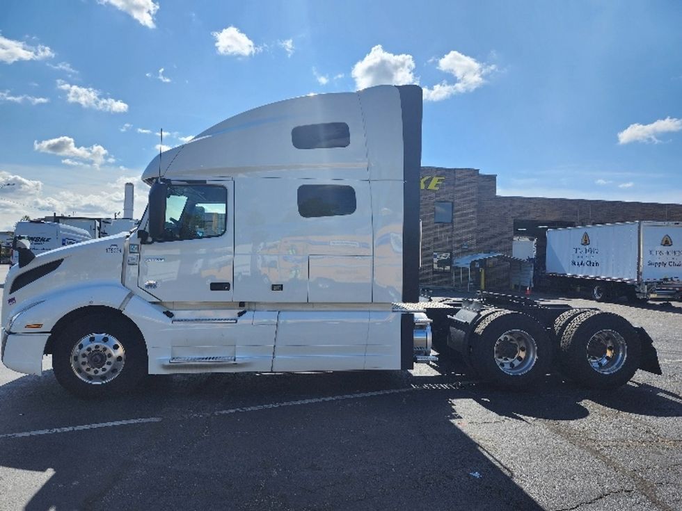 Sleeper Tractor-Heavy Duty Tractors-Volvo-2023-VNL64760-Baltimore-MD-215,057\n\t\tmiles-$ 107,250 - Image 4