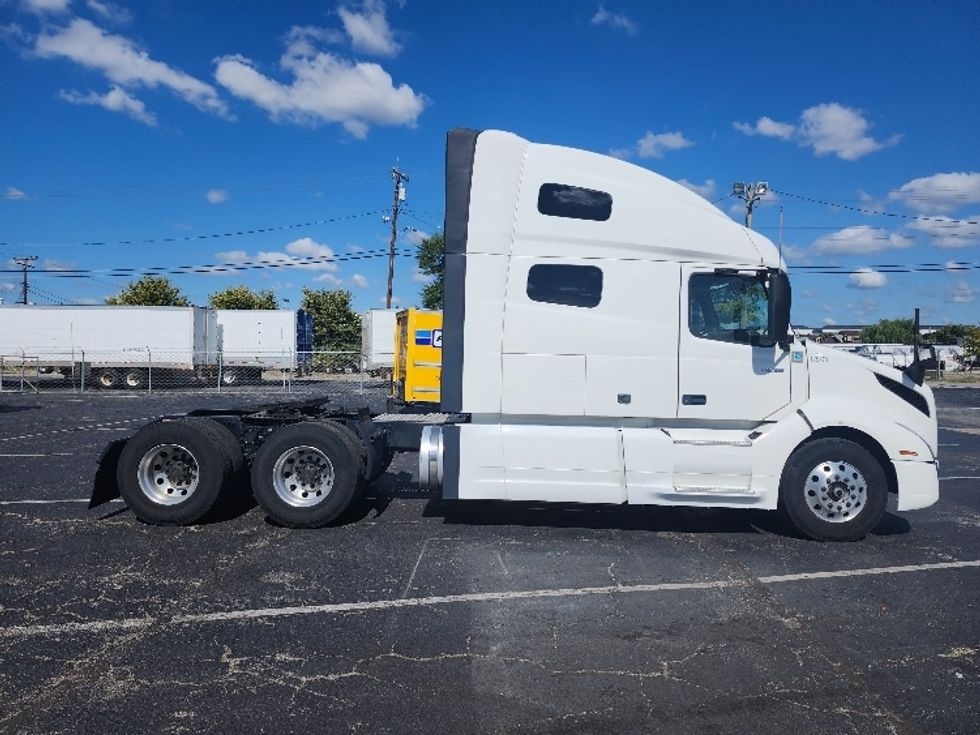 Sleeper Tractor-Heavy Duty Tractors-Volvo-2023-VNL64760-Baltimore-MD-215,057\n\t\tmiles-$ 107,250 - Image 8