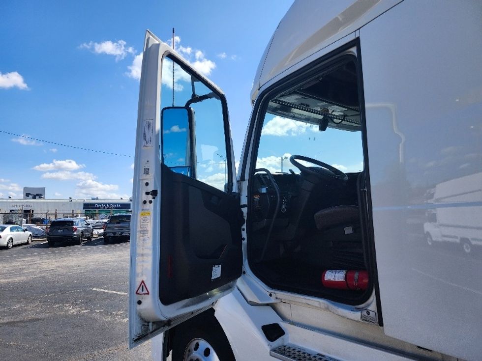 Sleeper Tractor-Heavy Duty Tractors-Volvo-2023-VNL64760-Baltimore-MD-215,057\n\t\tmiles-$ 107,250 - Image 9
