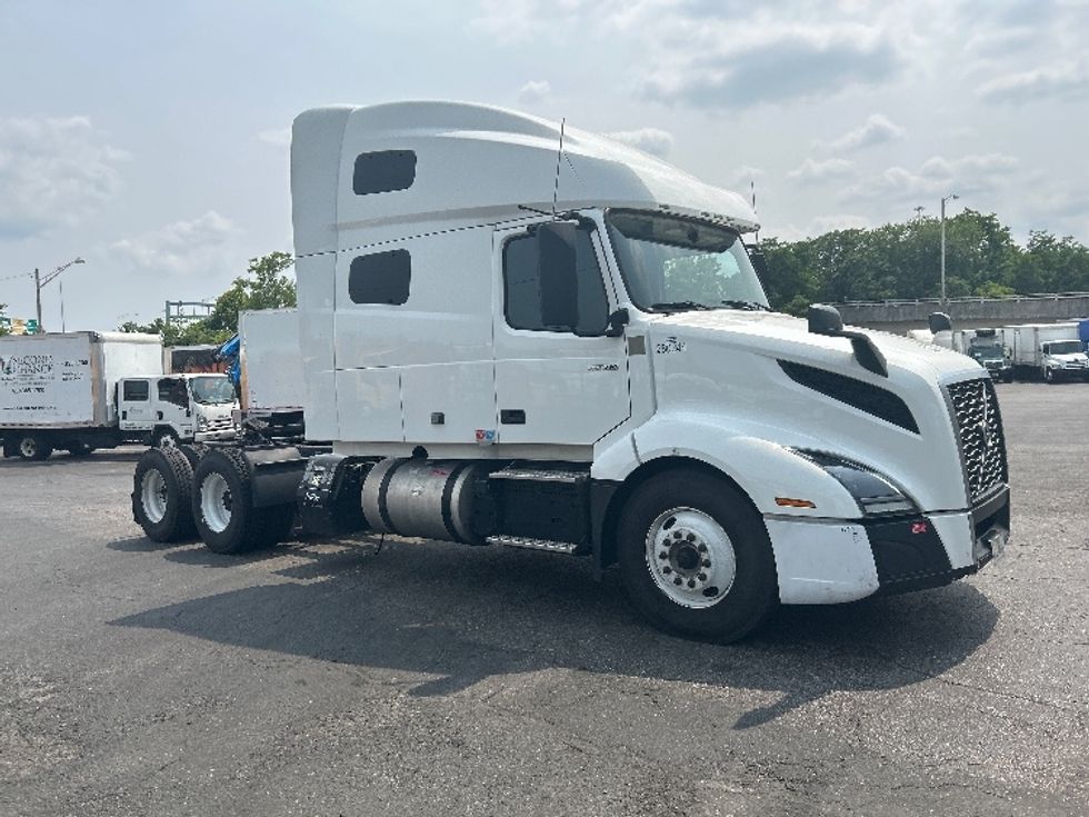 Sleeper Tractor-Heavy Duty Tractors-Volvo-2023-VNL64760-Baltimore-MD-475,448\n\t\tmiles-$ 94,750 - Image 1
