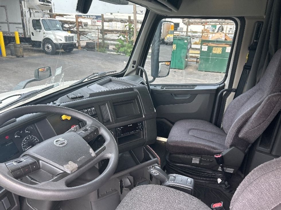 Sleeper Tractor-Heavy Duty Tractors-Volvo-2023-VNL64760-Baltimore-MD-475,448\n\t\tmiles-$ 94,750 - Image 10