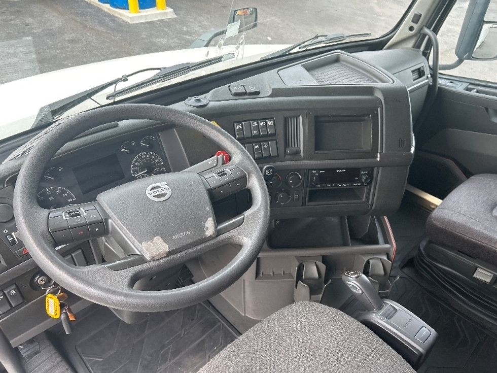 Sleeper Tractor-Heavy Duty Tractors-Volvo-2023-VNL64760-Baltimore-MD-475,448\n\t\tmiles-$ 94,750 - Image 11