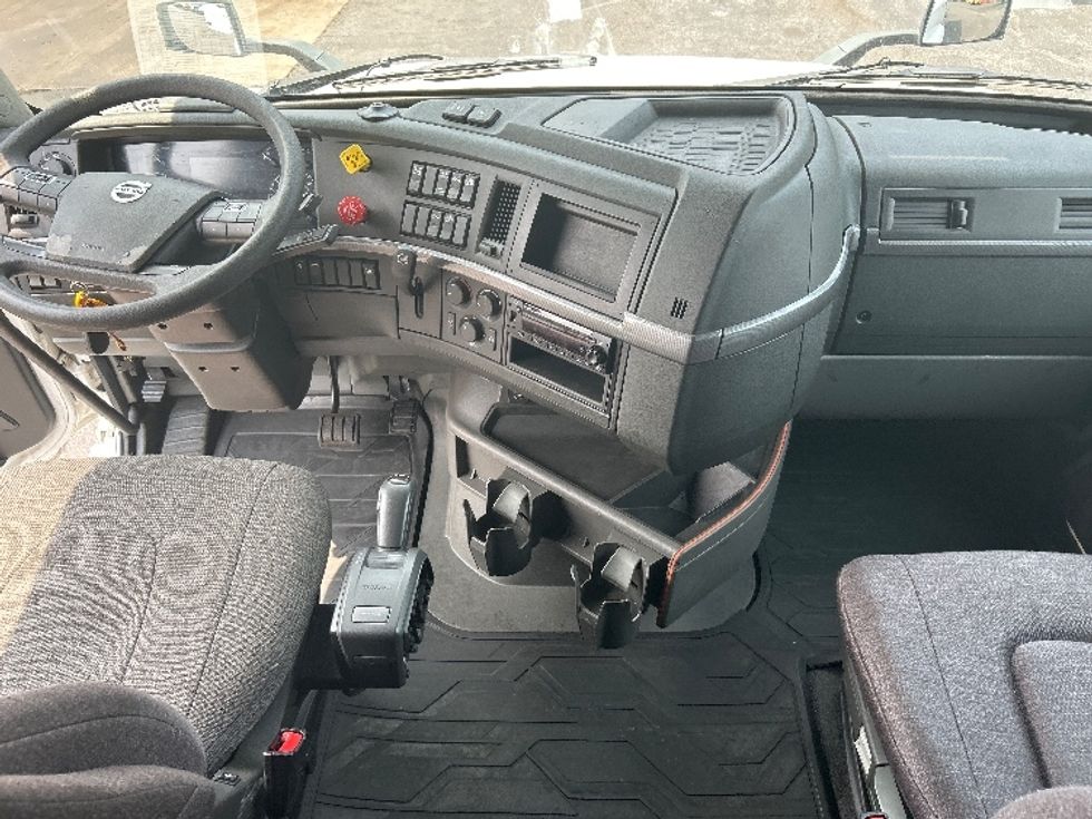 Sleeper Tractor-Heavy Duty Tractors-Volvo-2023-VNL64760-Baltimore-MD-475,448\n\t\tmiles-$ 94,750 - Image 12