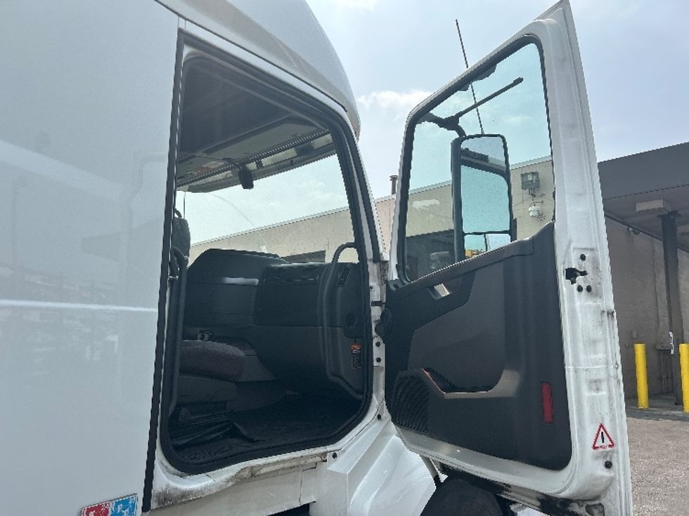 Sleeper Tractor-Heavy Duty Tractors-Volvo-2023-VNL64760-Baltimore-MD-475,448\n\t\tmiles-$ 94,750 - Image 13