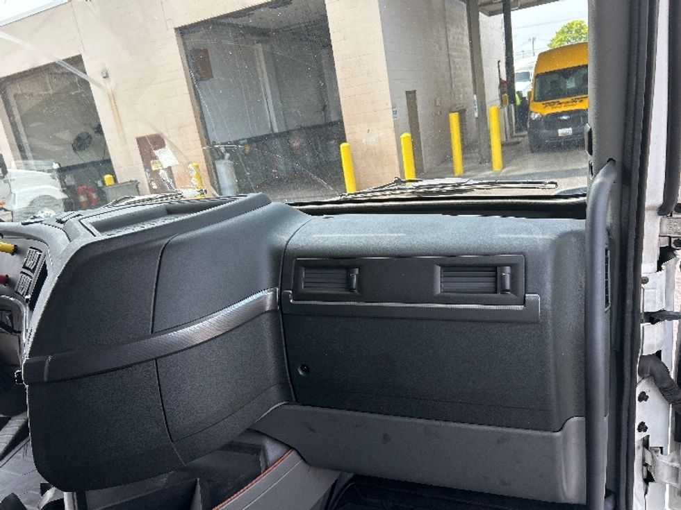 Sleeper Tractor-Heavy Duty Tractors-Volvo-2023-VNL64760-Baltimore-MD-475,448\n\t\tmiles-$ 94,750 - Image 14