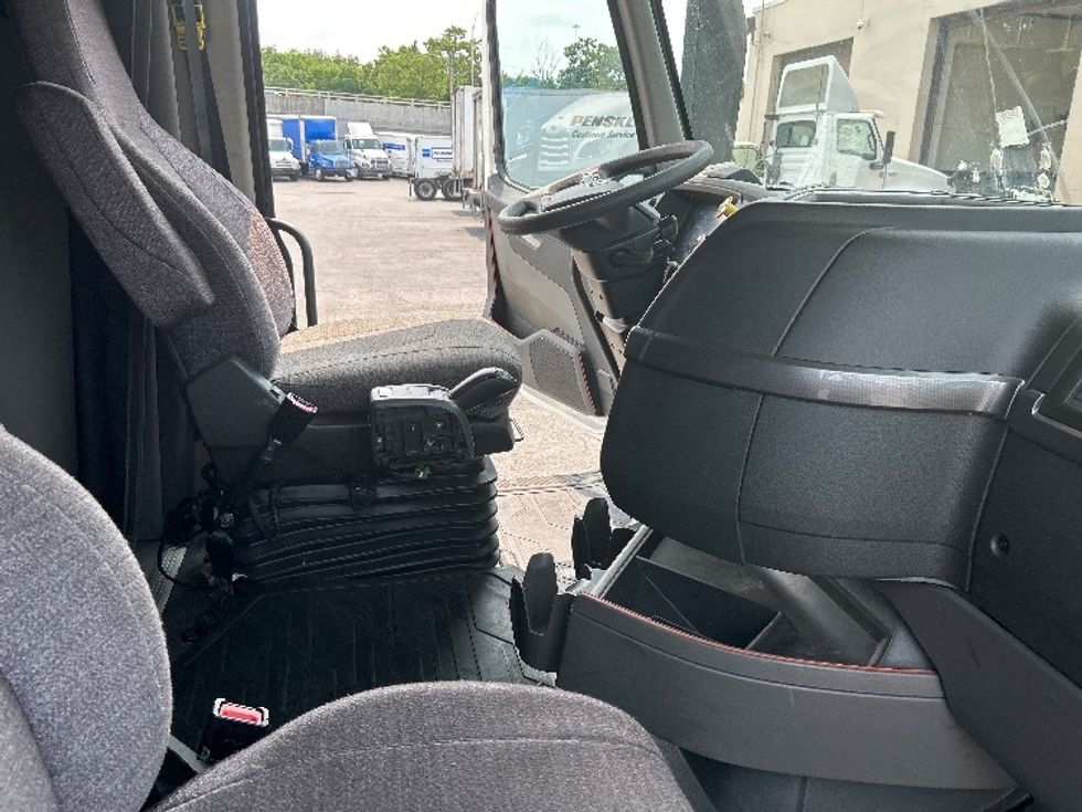 Sleeper Tractor-Heavy Duty Tractors-Volvo-2023-VNL64760-Baltimore-MD-475,448\n\t\tmiles-$ 94,750 - Image 15