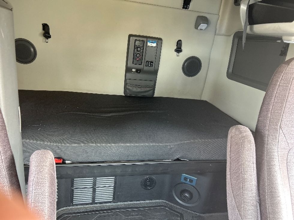 Sleeper Tractor-Heavy Duty Tractors-Volvo-2023-VNL64760-Baltimore-MD-475,448\n\t\tmiles-$ 94,750 - Image 16