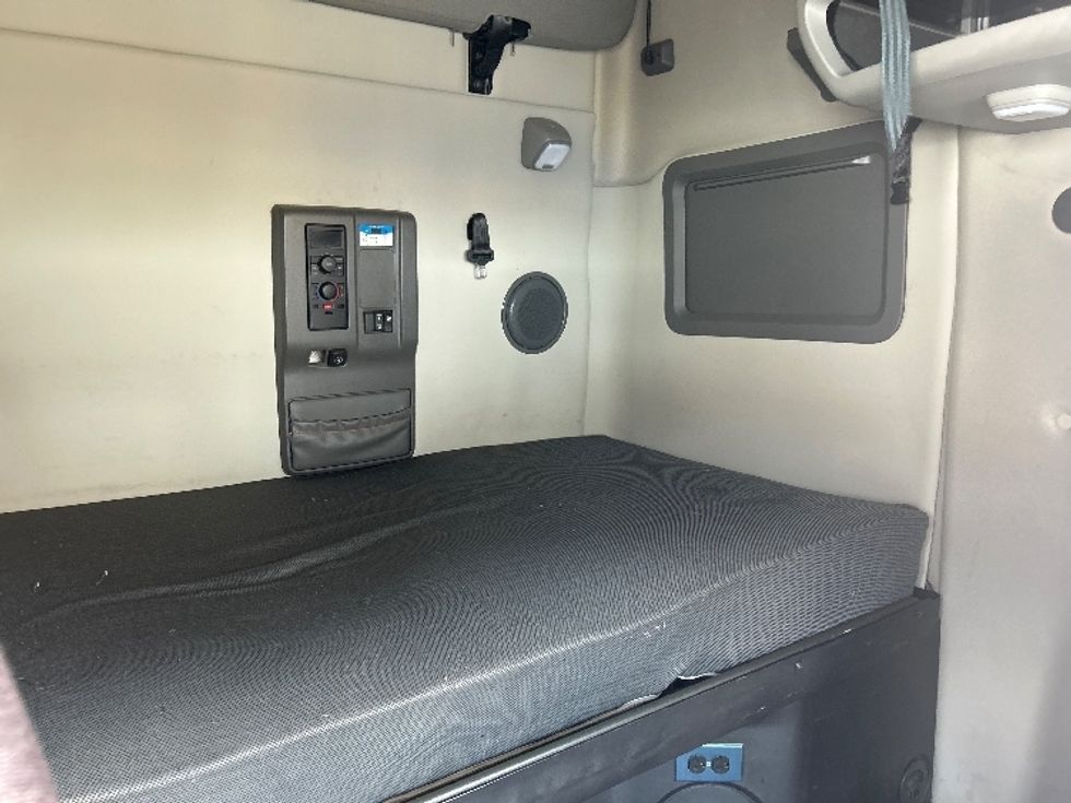 Sleeper Tractor-Heavy Duty Tractors-Volvo-2023-VNL64760-Baltimore-MD-475,448\n\t\tmiles-$ 94,750 - Image 17