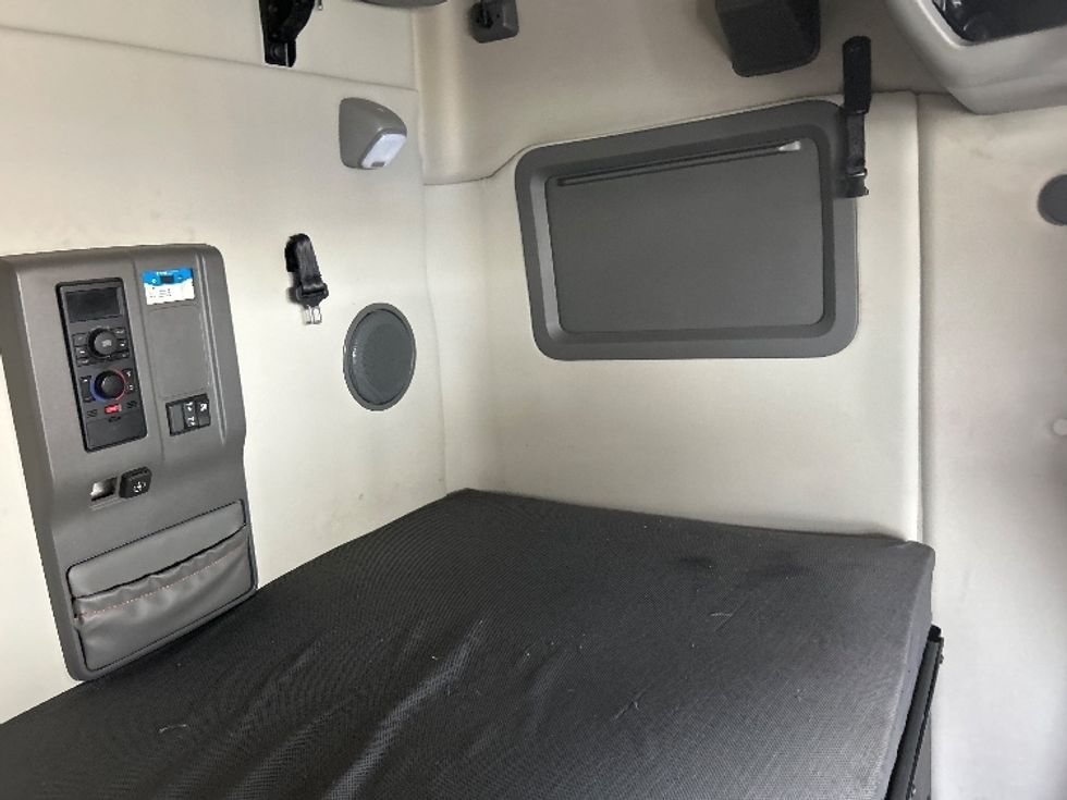 Sleeper Tractor-Heavy Duty Tractors-Volvo-2023-VNL64760-Baltimore-MD-475,448\n\t\tmiles-$ 94,750 - Image 18