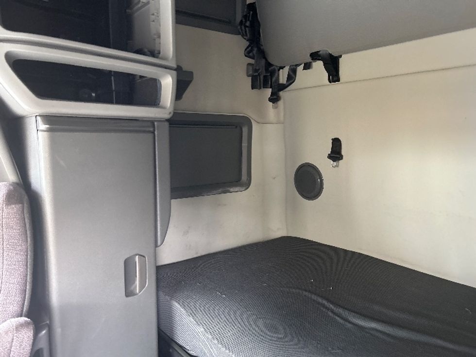 Sleeper Tractor-Heavy Duty Tractors-Volvo-2023-VNL64760-Baltimore-MD-475,448\n\t\tmiles-$ 94,750 - Image 19