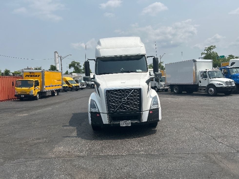 Sleeper Tractor-Heavy Duty Tractors-Volvo-2023-VNL64760-Baltimore-MD-475,448\n\t\tmiles-$ 94,750 - Image 2