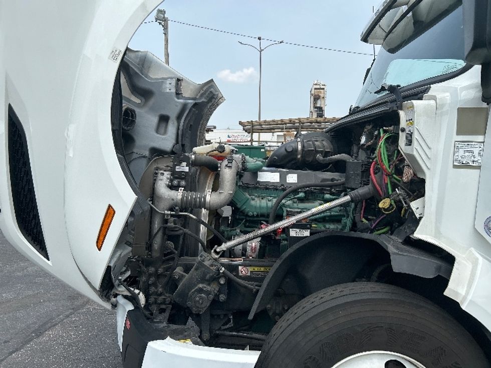 Sleeper Tractor-Heavy Duty Tractors-Volvo-2023-VNL64760-Baltimore-MD-475,448\n\t\tmiles-$ 94,750 - Image 21