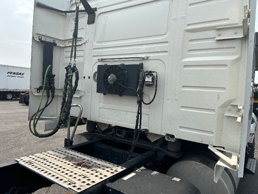 Sleeper Tractor-Heavy Duty Tractors-Volvo-2023-VNL64760-Baltimore-MD-475,448\n\t\tmiles-$ 94,750 - Image 22