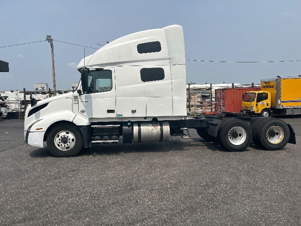 Sleeper Tractor-Heavy Duty Tractors-Volvo-2023-VNL64760-Baltimore-MD-475,448\n\t\tmiles-$ 94,750 - Image 4