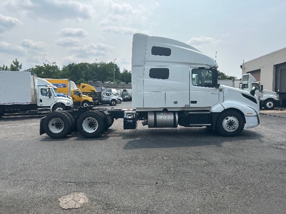 Sleeper Tractor-Heavy Duty Tractors-Volvo-2023-VNL64760-Baltimore-MD-475,448\n\t\tmiles-$ 94,750 - Image 8
