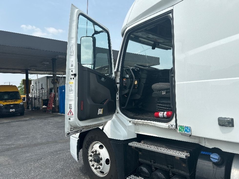 Sleeper Tractor-Heavy Duty Tractors-Volvo-2023-VNL64760-Baltimore-MD-475,448\n\t\tmiles-$ 94,750 - Image 9