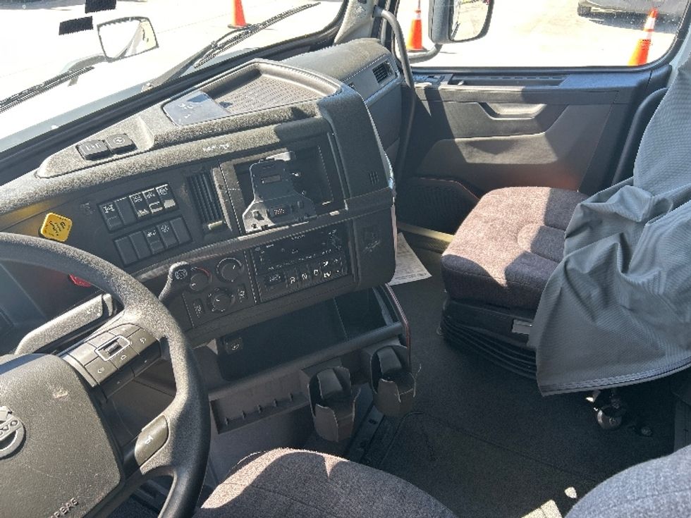 Sleeper Tractor-Heavy Duty Tractors-Volvo-2023-VNL64760-Baton Rouge-LA-390,238\n\t\tmiles-$ 91,000 - Image 10