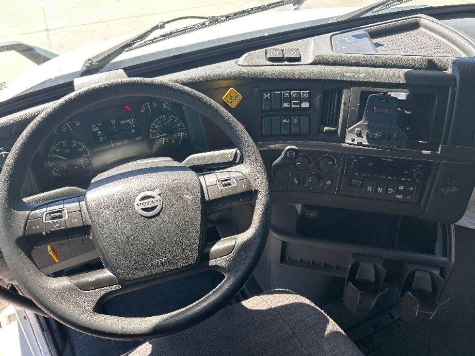 Sleeper Tractor-Heavy Duty Tractors-Volvo-2023-VNL64760-Baton Rouge-LA-390,238\n\t\tmiles-$ 91,000 - Image 11