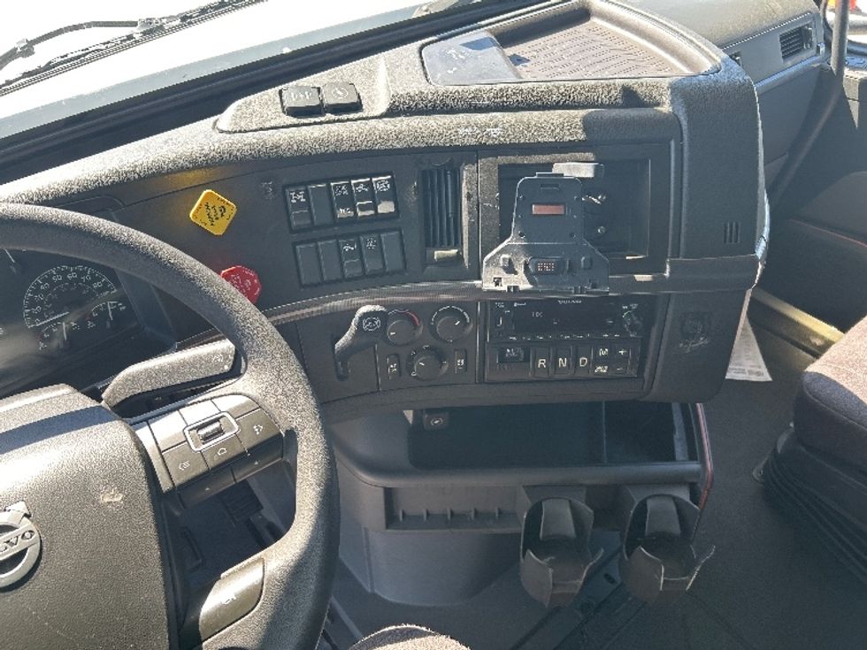 Sleeper Tractor-Heavy Duty Tractors-Volvo-2023-VNL64760-Baton Rouge-LA-390,238\n\t\tmiles-$ 91,000 - Image 12