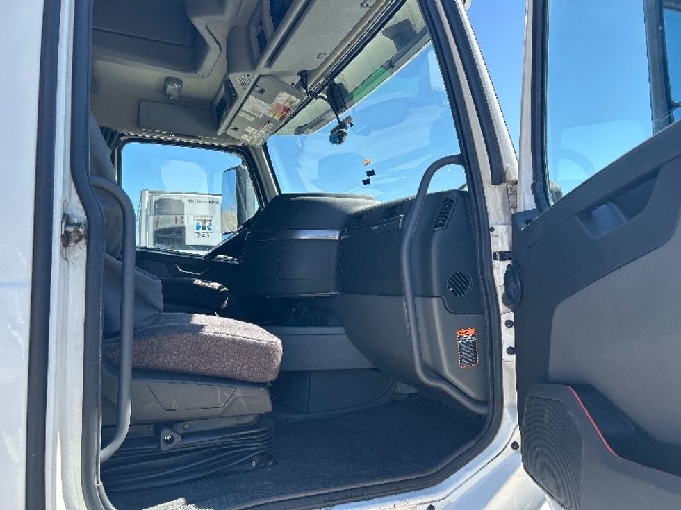 Sleeper Tractor-Heavy Duty Tractors-Volvo-2023-VNL64760-Baton Rouge-LA-390,238\n\t\tmiles-$ 91,000 - Image 13