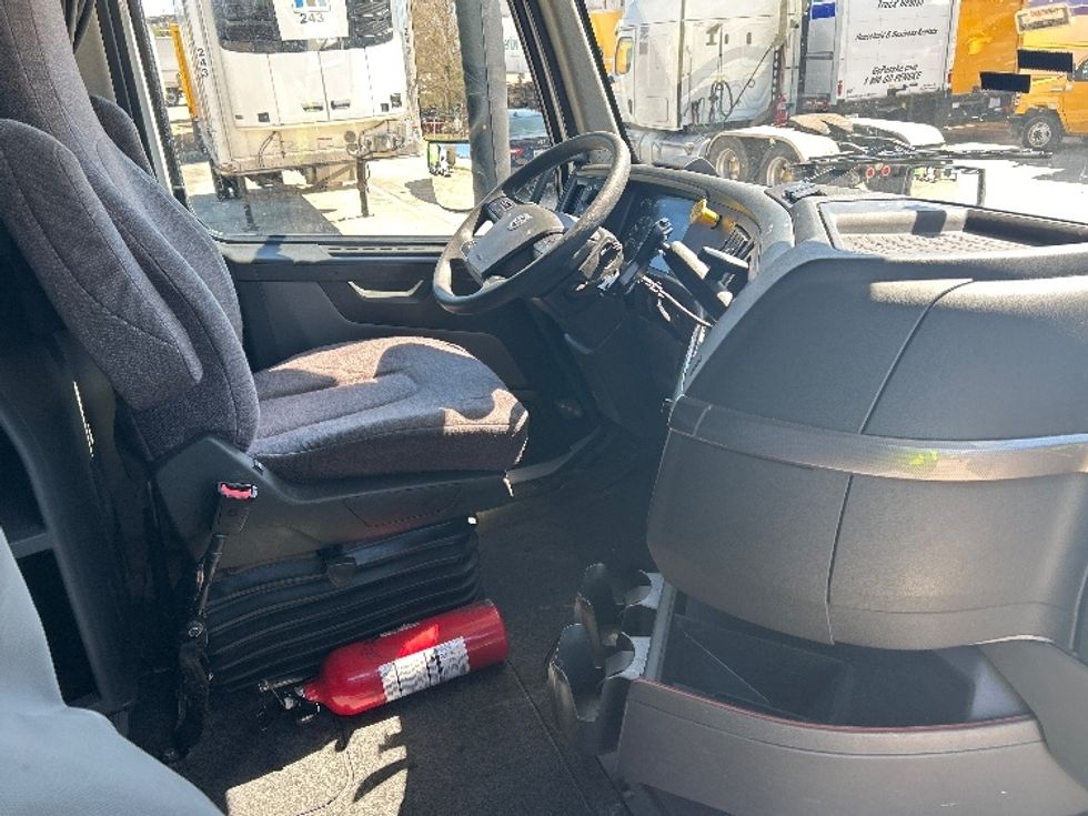 Sleeper Tractor-Heavy Duty Tractors-Volvo-2023-VNL64760-Baton Rouge-LA-390,238\n\t\tmiles-$ 91,000 - Image 15