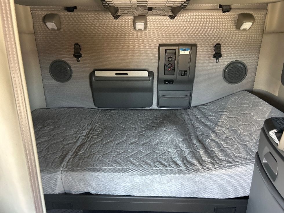 Sleeper Tractor-Heavy Duty Tractors-Volvo-2023-VNL64760-Baton Rouge-LA-390,238\n\t\tmiles-$ 91,000 - Image 16