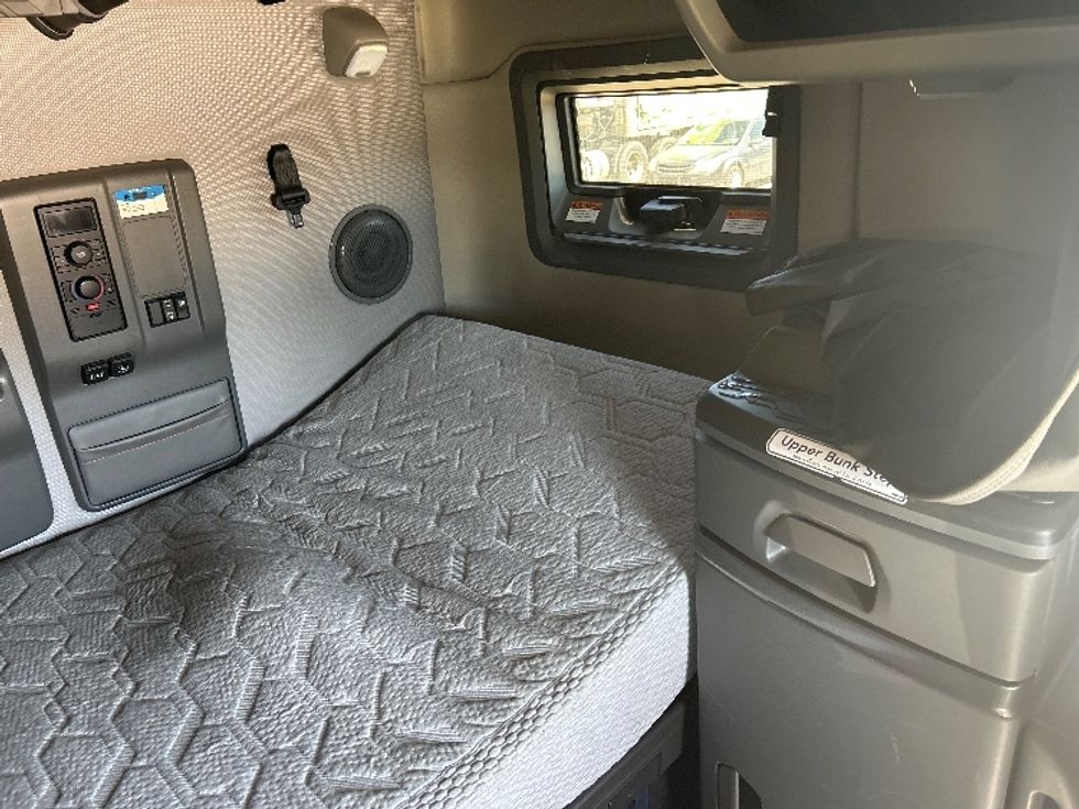 Sleeper Tractor-Heavy Duty Tractors-Volvo-2023-VNL64760-Baton Rouge-LA-390,238\n\t\tmiles-$ 91,000 - Image 17