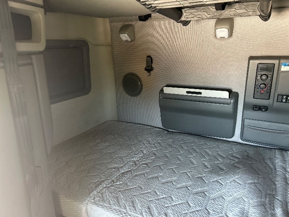 Sleeper Tractor-Heavy Duty Tractors-Volvo-2023-VNL64760-Baton Rouge-LA-390,238\n\t\tmiles-$ 91,000 - Image 18