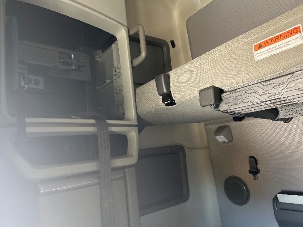 Sleeper Tractor-Heavy Duty Tractors-Volvo-2023-VNL64760-Baton Rouge-LA-390,238\n\t\tmiles-$ 91,000 - Image 19