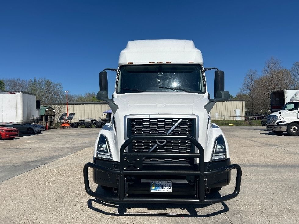 Sleeper Tractor-Heavy Duty Tractors-Volvo-2023-VNL64760-Baton Rouge-LA-390,238\n\t\tmiles-$ 91,000 - Image 2